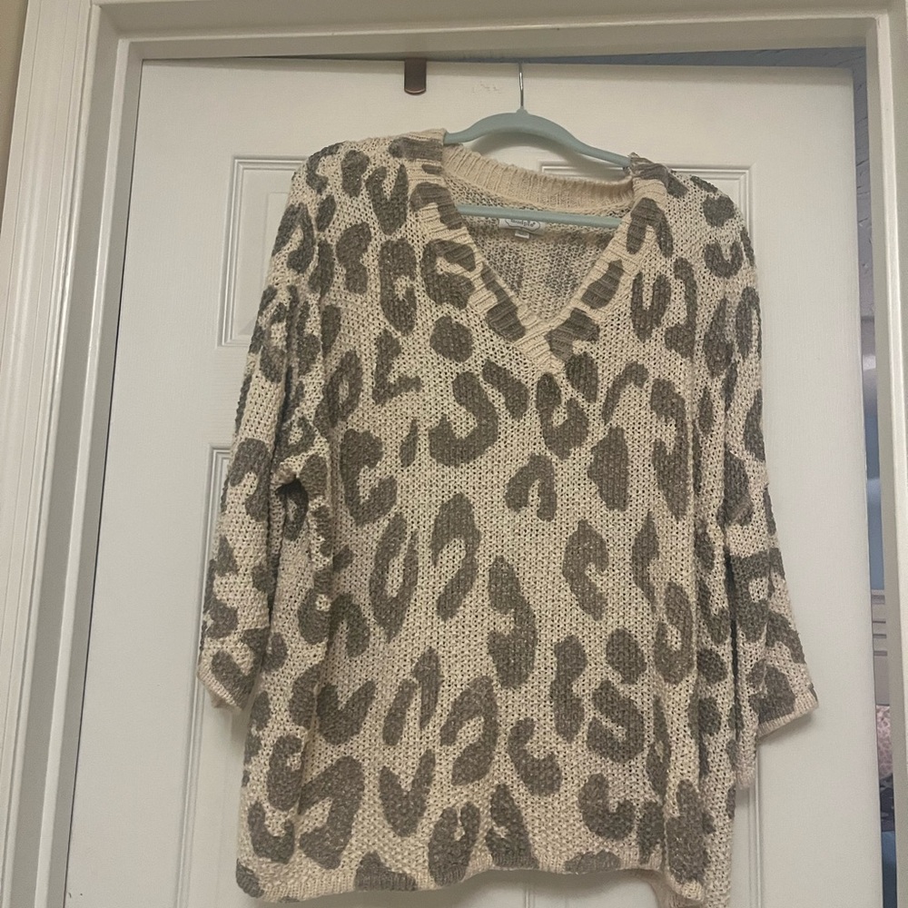 Cute sweater. Wore once.